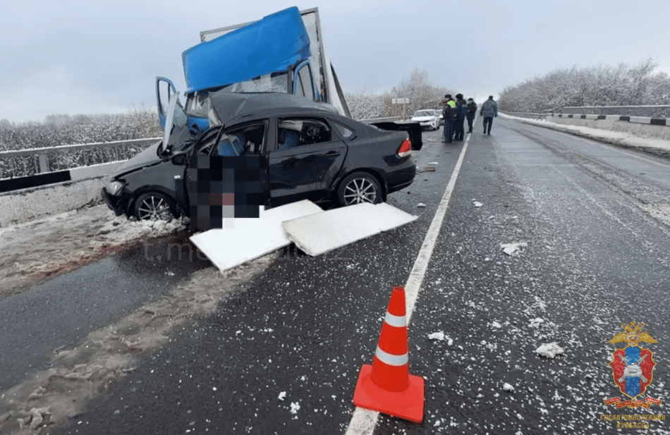В Кузбассе двое пенсионеров на иномарке погибли в ДТП, врезавшись в «Газель»