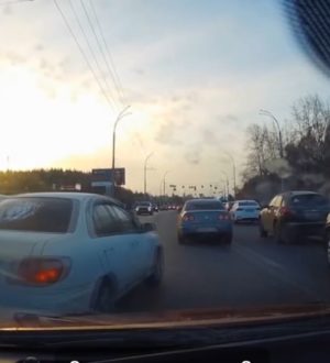 В Кемерове оштрафовали водителя, который пересек сплошную линию разметки и проехал на «красный»