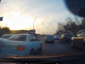 В Кемерове оштрафовали водителя, который пересек сплошную линию разметки и проехал на «красный»