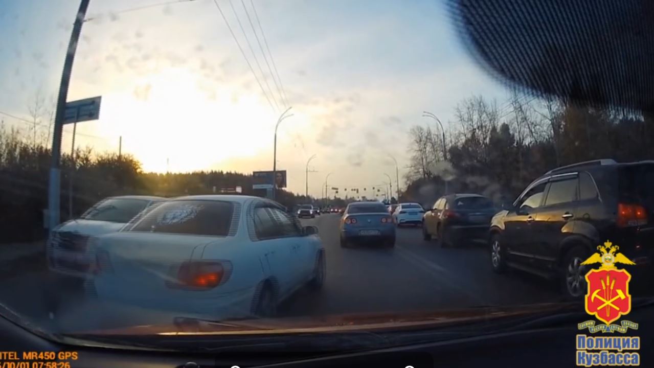 В Кемерове оштрафовали водителя, который пересек сплошную линию разметки и проехал на «красный»