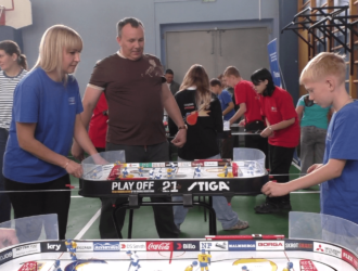 В Новокузнецке прошел первый турнир среди семейных команд по настольному хоккею