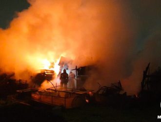 В Новокузнецке ночью случился большой пожар в частном секторе