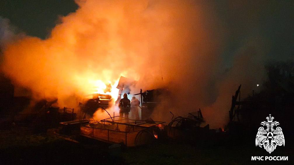 В Новокузнецке ночью случился большой пожар в частном секторе