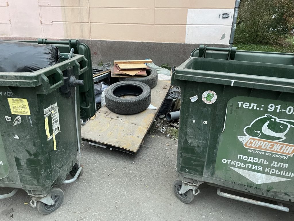 Новокузнечане возмущены: одна из улиц в центре города утопает в мусоре