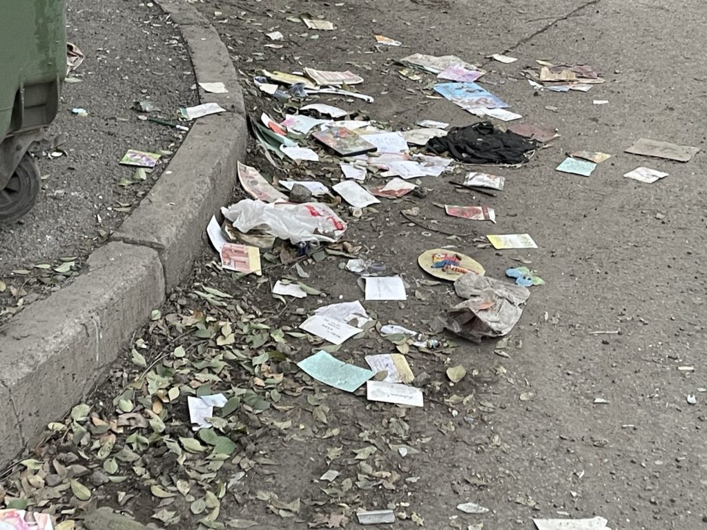 Новокузнечане возмущены: одна из улиц в центре города утопает в мусоре