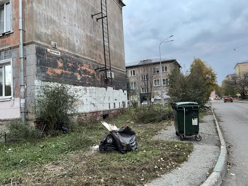 Новокузнечане возмущены: одна из улиц в центре города утопает в мусоре