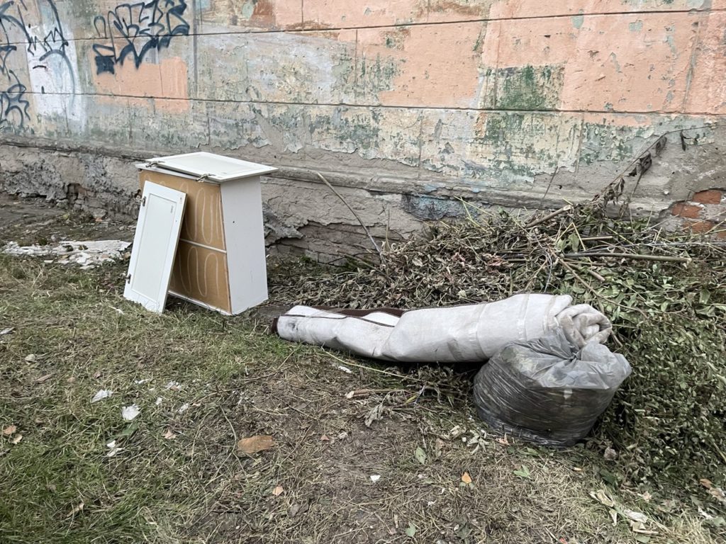 Новокузнечане возмущены: одна из улиц в центре города утопает в мусоре