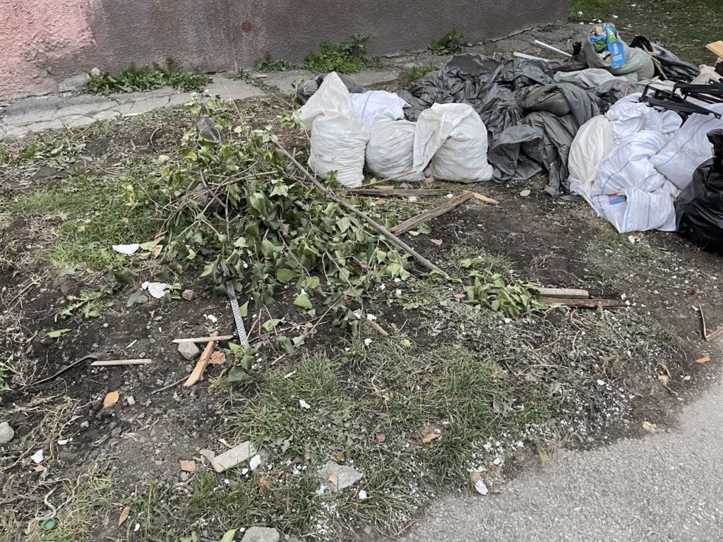 Новокузнечане возмущены: одна из улиц в центре города утопает в мусоре