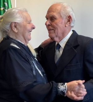 70 лет в браке: семейной паре Бадеевых в Новокузнецке вручили памятный адрес от имени губернатора Кузбасса