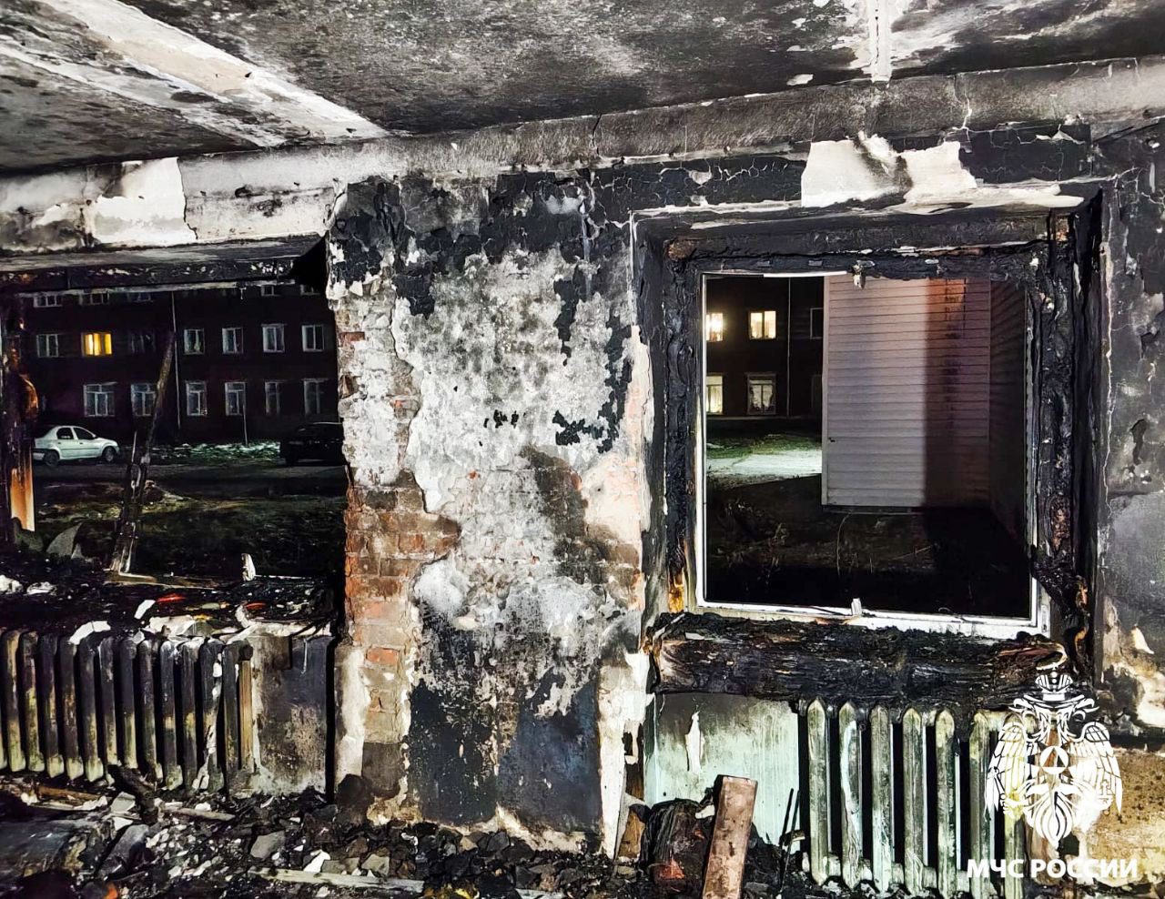 В Киселевске из горящего дома спасатели эвакуировали пять человек