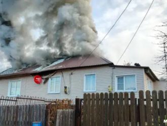 В селе Верх-Чумыш потушили пожар в двухквартирном доме