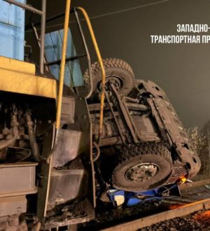 В Прокопьевском округе локомотив столкнулся с грузовиком на железнодорожном переезде