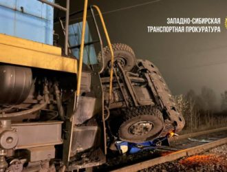 В Прокопьевском округе локомотив столкнулся с грузовиком на железнодорожном переезде