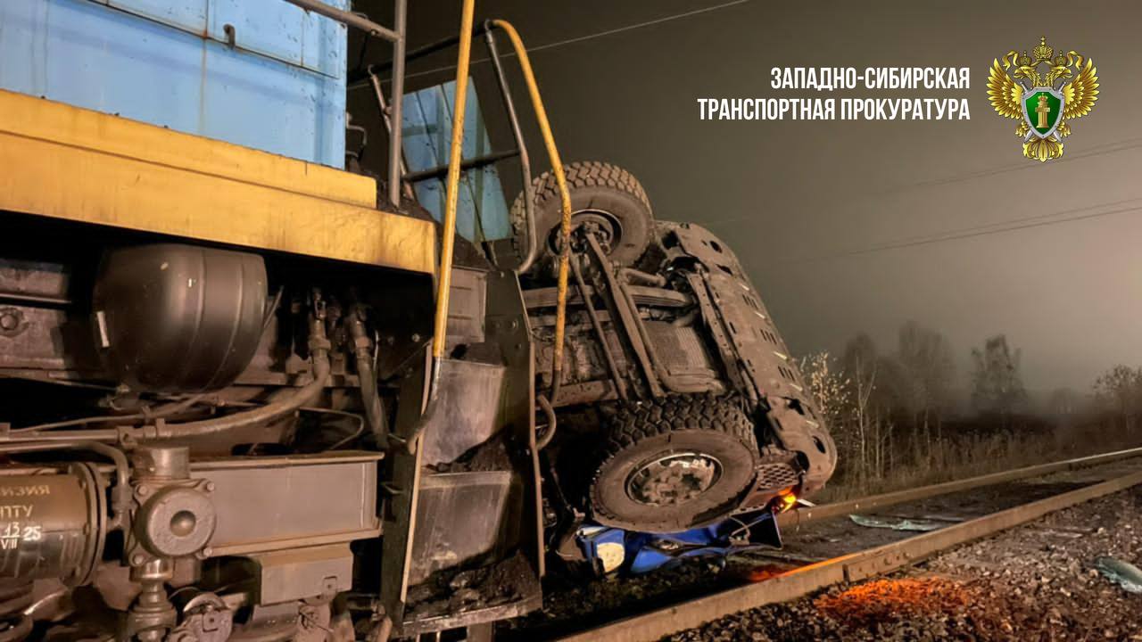 В Прокопьевском округе локомотив столкнулся с грузовиком на железнодорожном переезде