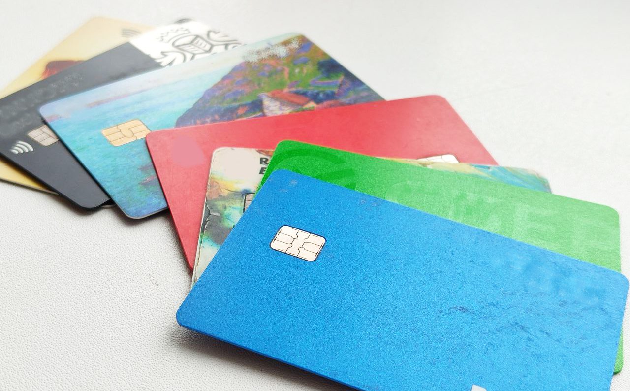 Банки начали уточнять степень родства при переводе крупных сумм