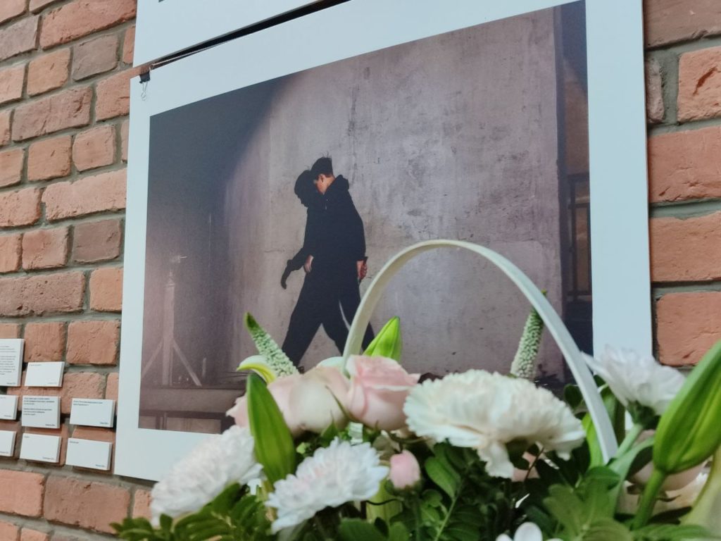 «Город, тебя поймали!»: в Кемерове открылась выставка памяти Савелия Баширова