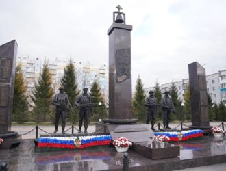 В Белове открыли скульптуру «Вечная слава Героям»