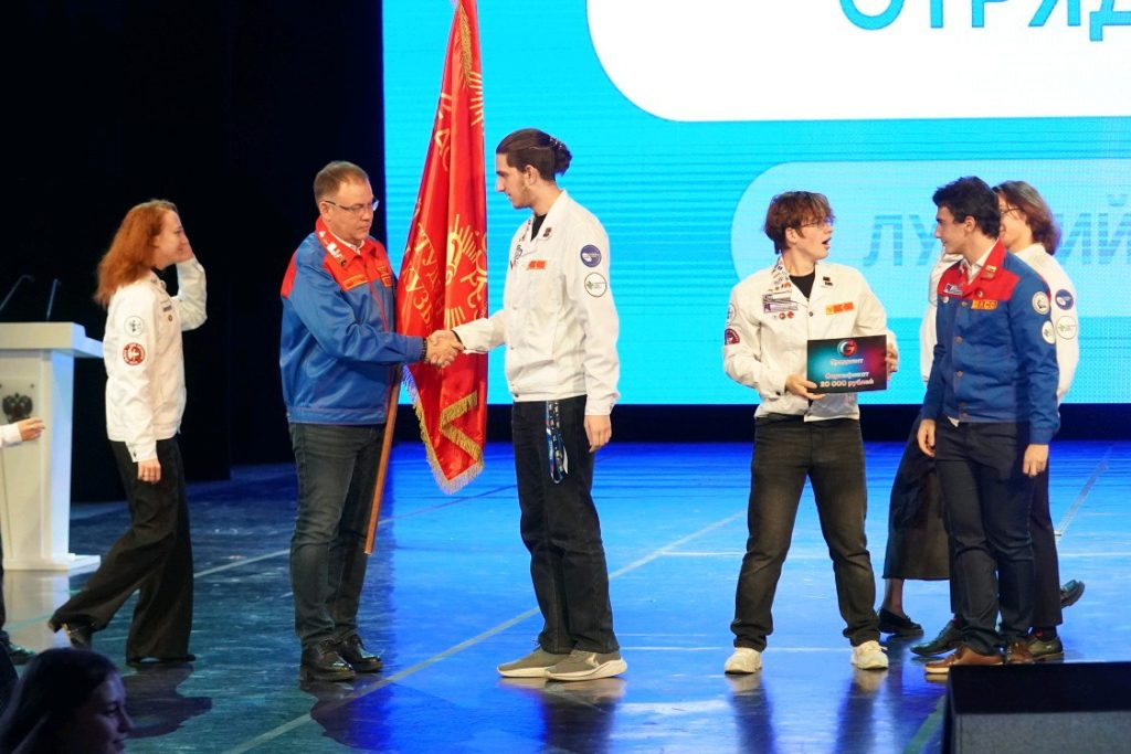 Знамя губернатора Кузбасса получил студотряд «Атлант» из КемГМУ