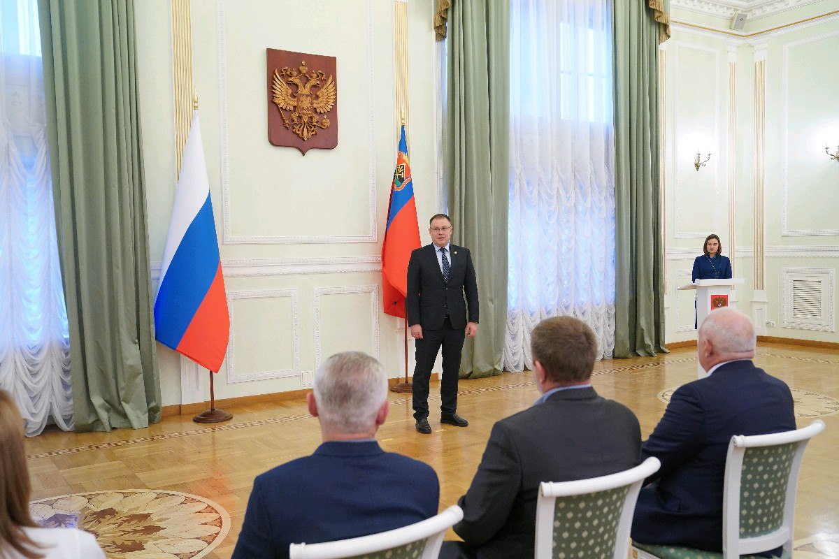Илья Середюк наградил выдающихся жителей Кузбасса
