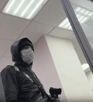 Полиция предлагает ограбившему банк в Новокузнецке налетчику явиться с повинной