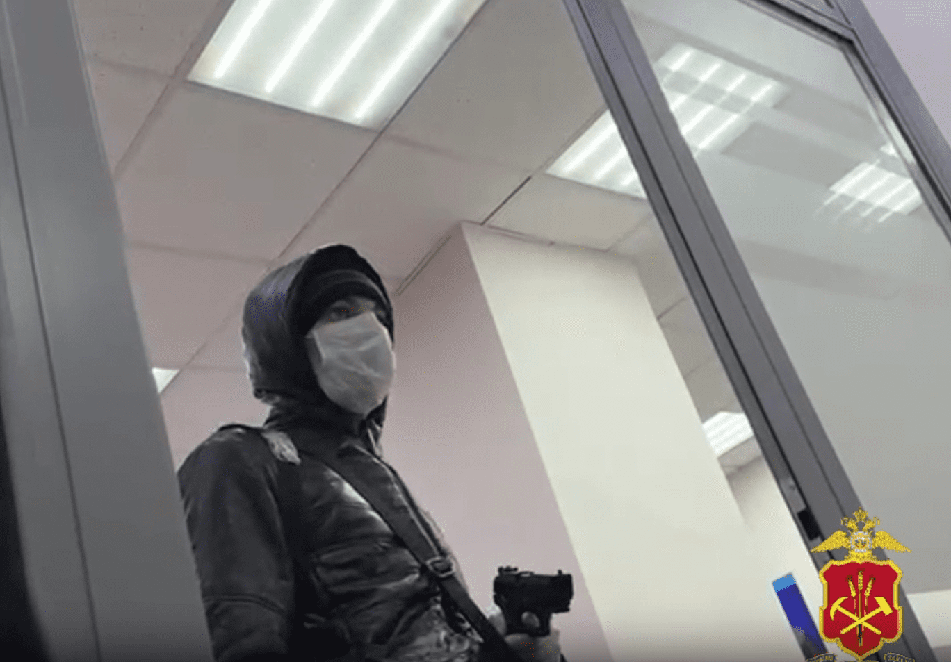 Полиция предлагает ограбившему банк в Новокузнецке налетчику явиться с повинной