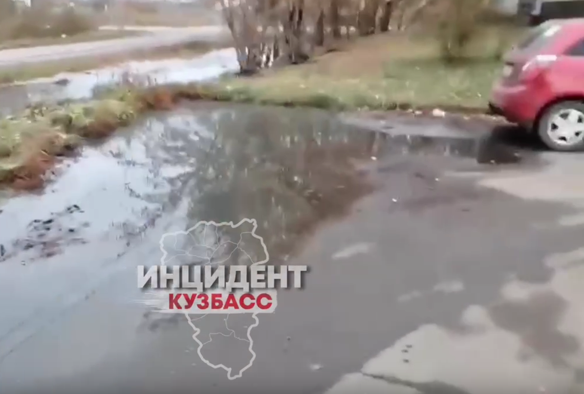 В Кузбассе следователи заинтересовались затопленным зловонными стоками двором
