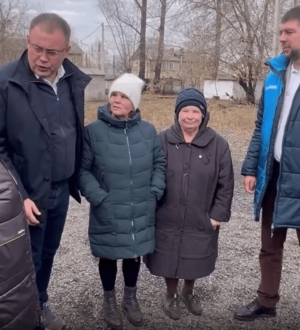 «Важно, чтобы новую свалку не создали»: Илья Середюк проверил проблемный двор в Киселевске