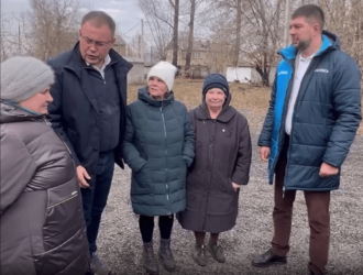 «Важно, чтобы новую свалку не создали»: Илья Середюк проверил проблемный двор в Киселевске