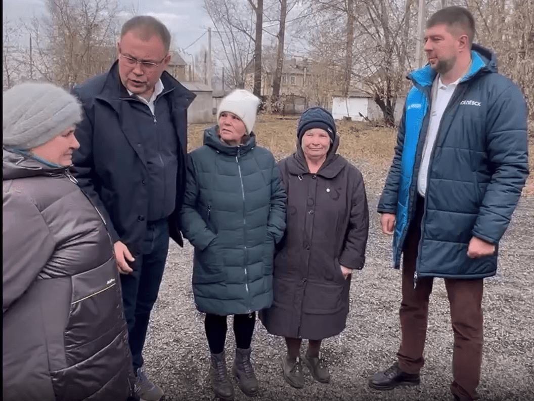 «Важно, чтобы новую свалку не создали»: Илья Середюк проверил проблемный двор в Киселевске