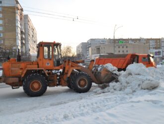 В Кемерове начали очищать дороги от снежного наката