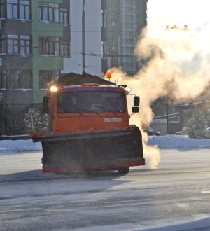 В Кемерове продолжается круглосуточная уборка снега