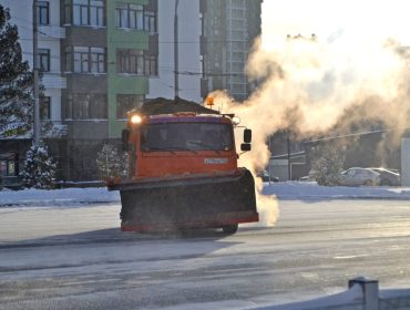В Кемерове продолжается круглосуточная уборка снега