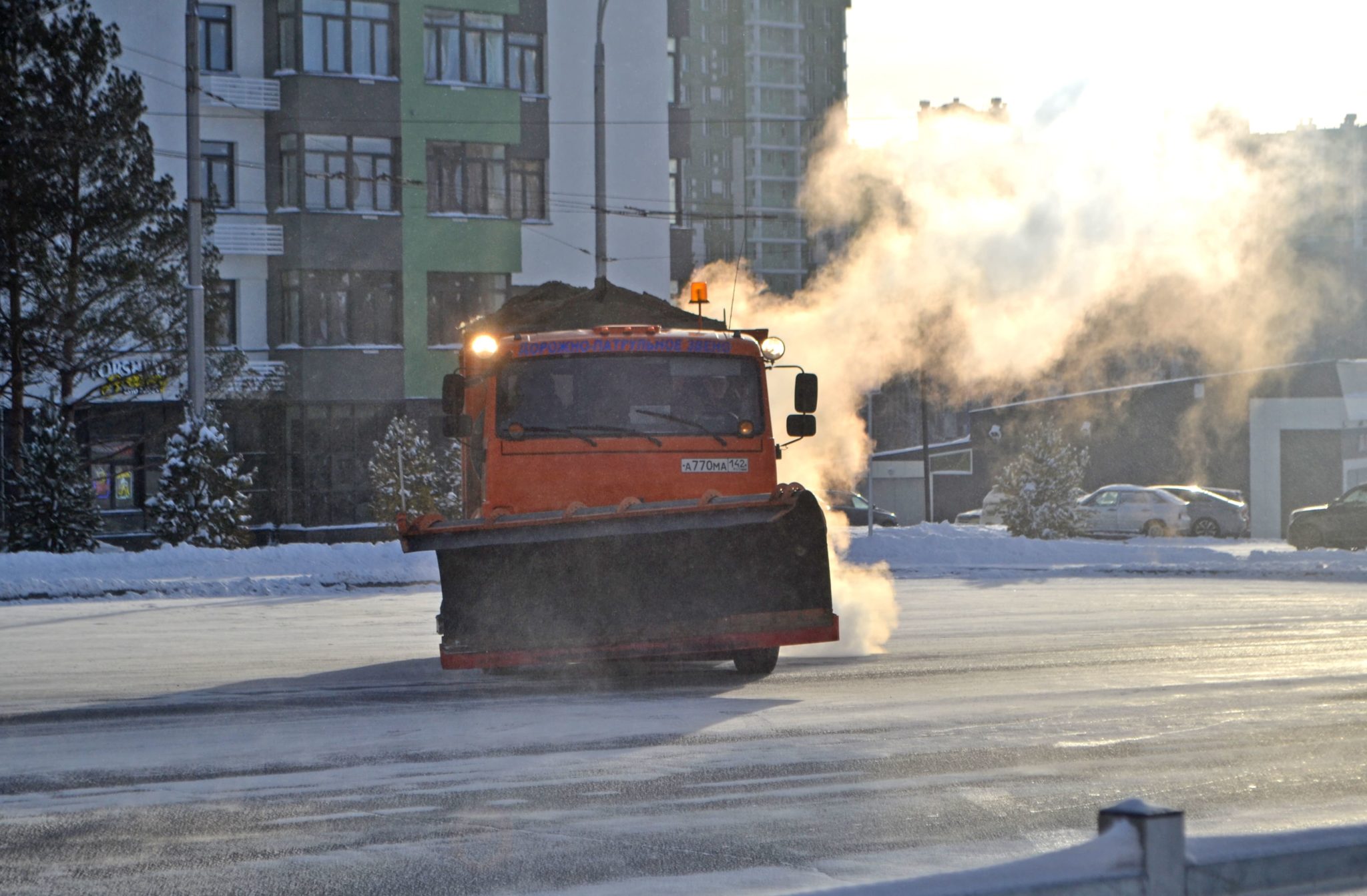 В Кемерове продолжается круглосуточная уборка снега