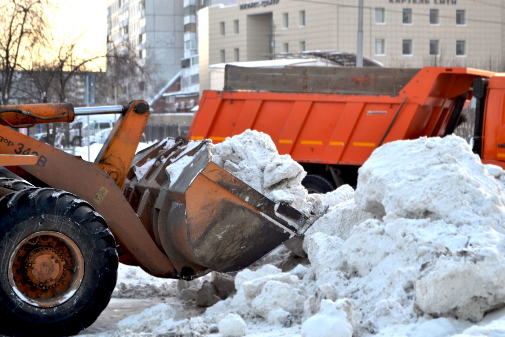 В Кузбассе после первых снегопадов уже вывезли более 5 тысяч кубометров снега