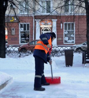 В Кемерове продолжают активно вывозить снег и очищать тротуары