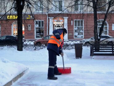 В Кемерове продолжают активно вывозить снег и очищать тротуары