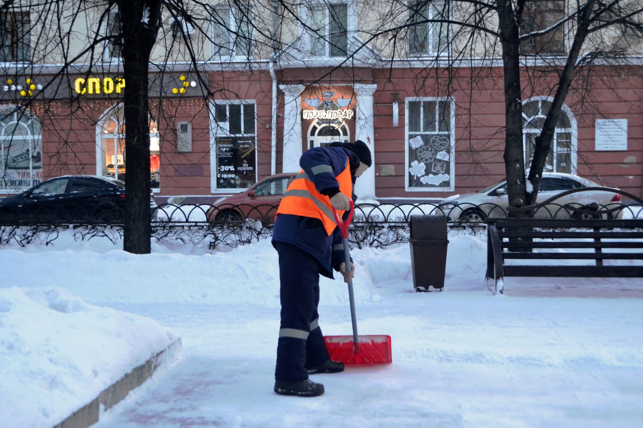 В Кемерове продолжают активно вывозить снег и очищать тротуары