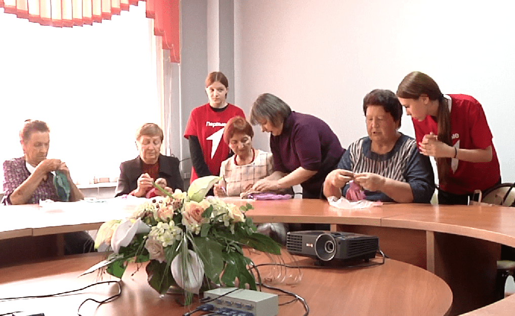 В Новокузнецке провели мастер-класс по валянию для ветеранов-педагогов