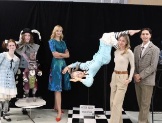 Кузбасский кондитер создала художественную композицию из шоколада «Алиса в стране чудес»