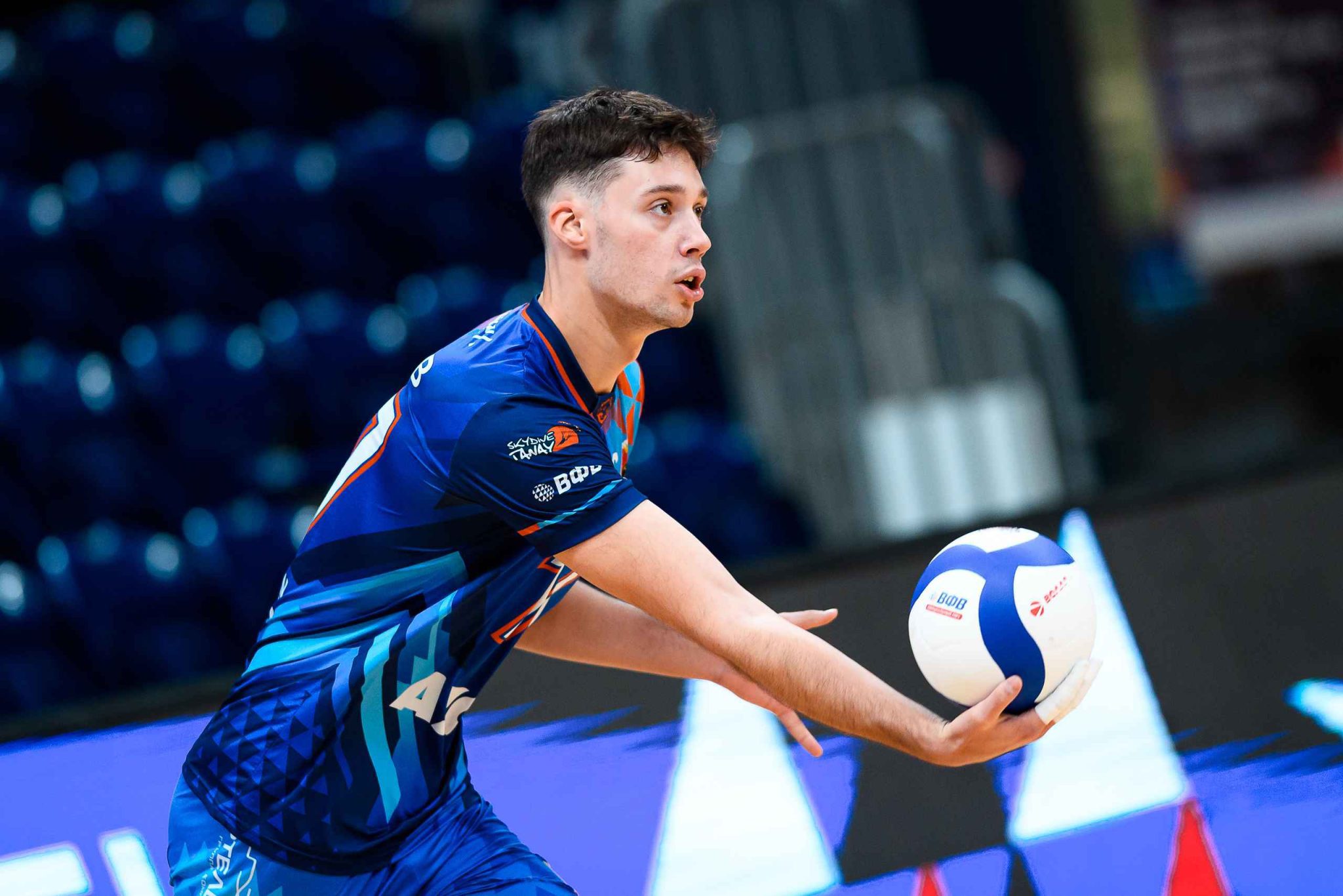 Волейбольный «Кузбасс-2» не смог одержать третью победу подряд на своей площадке