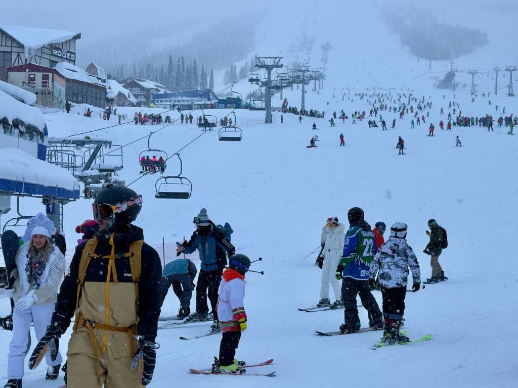 «Настоящая русская зима здесь!»: «Шерегешфест» 2025 открыл юбилейный 45-й горнолыжный сезон