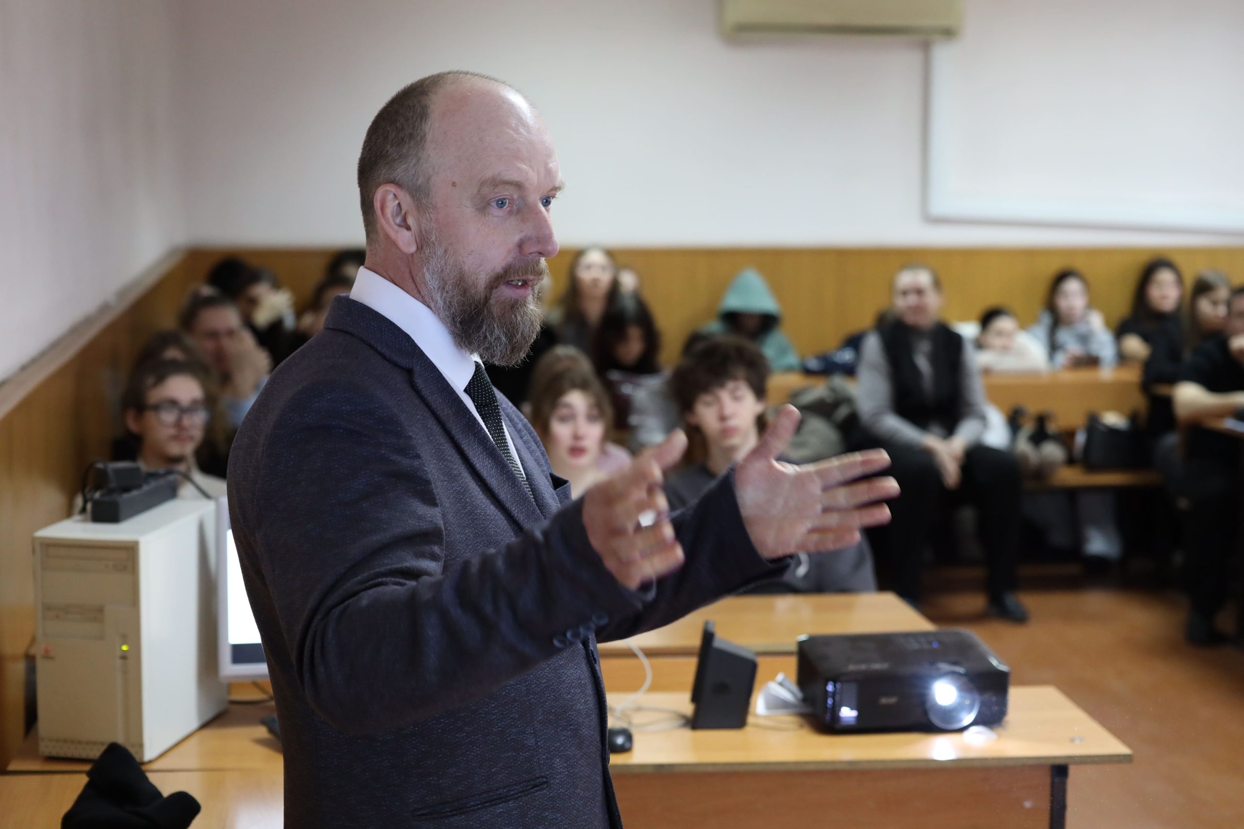 В Новокузнецке студенты встретились с ветераном СВО