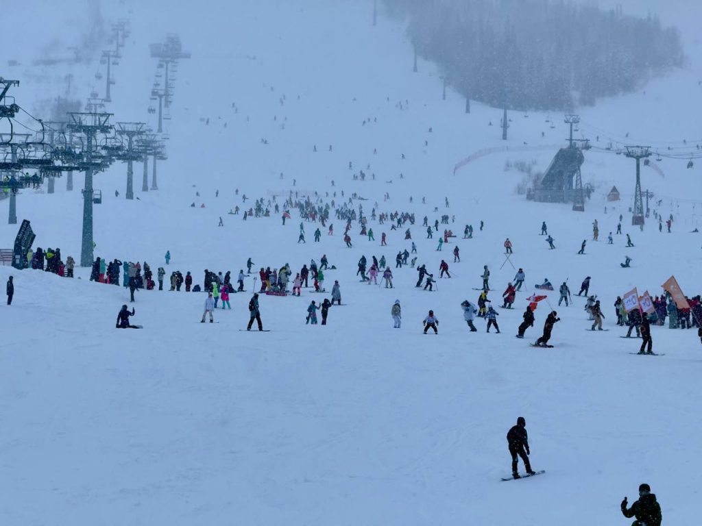 «Настоящая русская зима здесь!»: «Шерегешфест» 2025 открыл юбилейный 45-й горнолыжный сезон