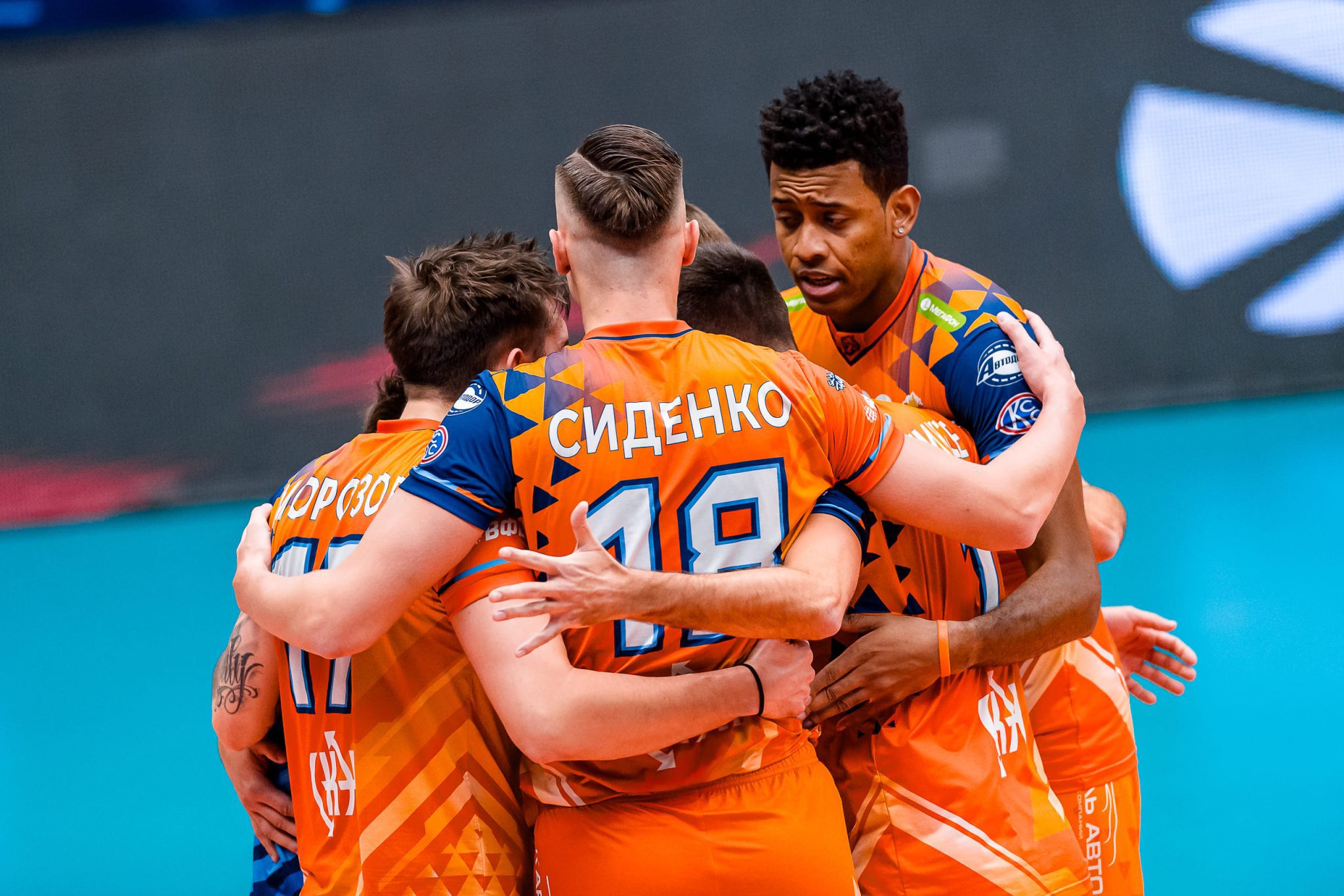 Волейбольный «Кузбасс» проведет сегодня первый выездной матч Суперлиги