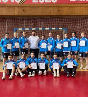 Кузбасская команда завевала серебро межрегиональных соревнований по гандболу среди девушек