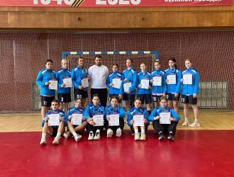 Кузбасская команда завевала серебро межрегиональных соревнований по гандболу среди девушек