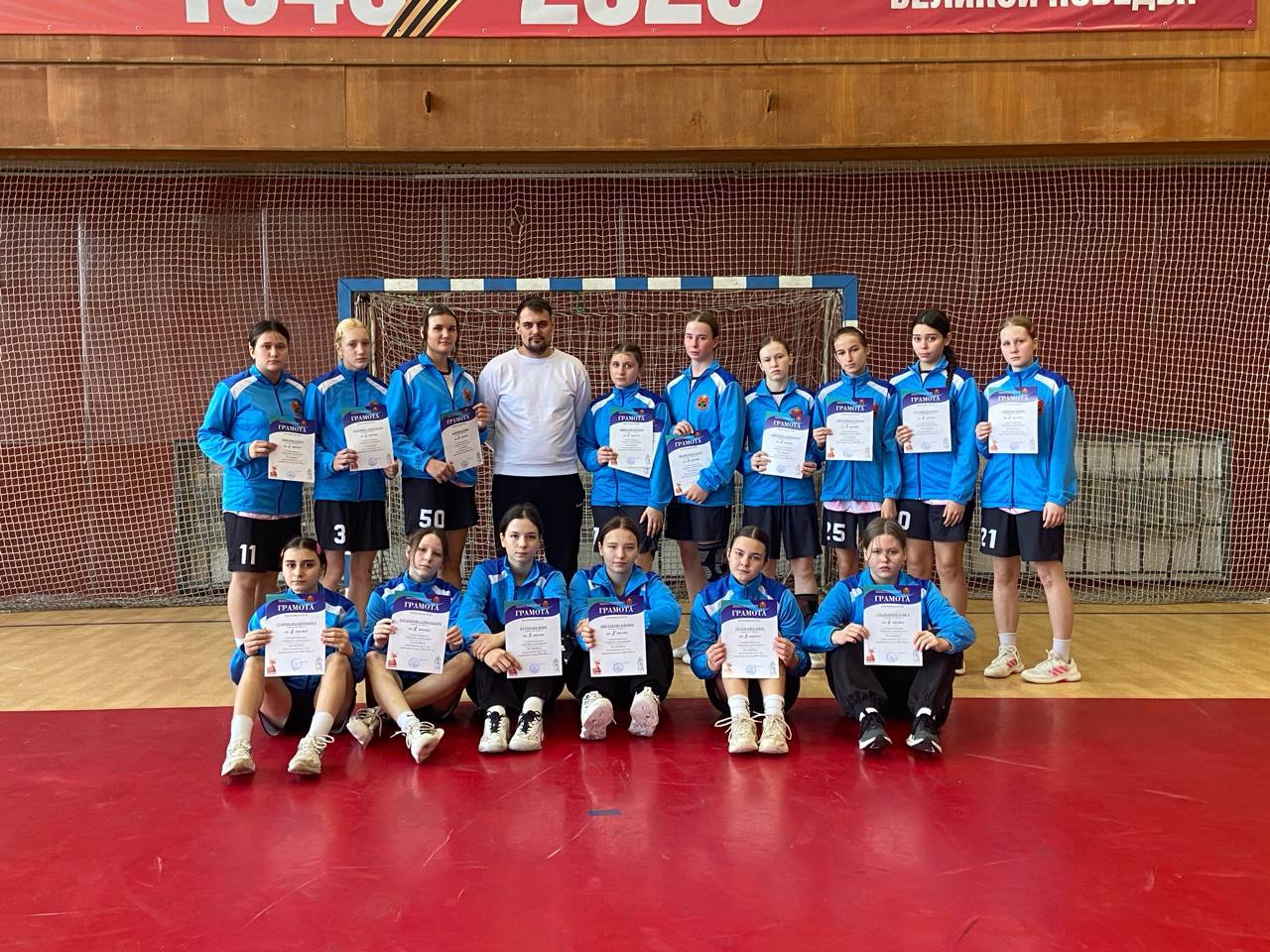 Кузбасская команда завевала серебро межрегиональных соревнований по гандболу среди девушек