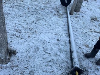 В Топках хулиганы уронили фонарь в парке