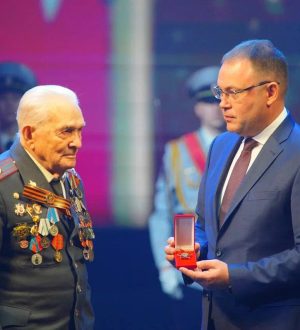 Илья Середюк передал легендарному милиционеру награду погибшего брата-фронтовика