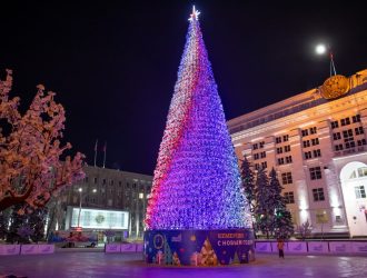 Главную елку Кузбасса начали устанавливать в Кемерове